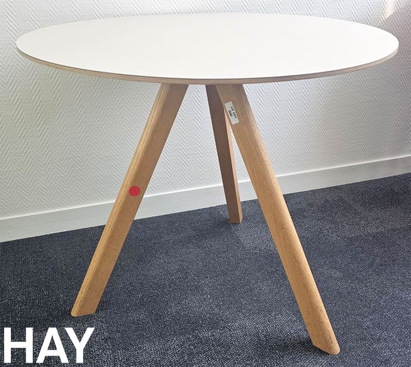 TABLE RONDE DESIGN RONAN & ERWAN BOUROULLEC MODELE CPH 20 TABLE EDITION HAY PLATEAU EN BOIS MDF RECOUVERT DE LINOLEUM DE COULEUR BEIGE REPOSANT SUR 3 PIEDS EN CHENE. 73,5 X 90 CM. 13 UNITES. VENDU A L'UNITE AVEC FACULTE DE REUNION. LOCALISATION -> BAT A : 1 NO, 1 N, 1 NE, 1 SO; BAT B : INFIRMERIE; BAT FK : 1; BAT B : STOCK DELTA 2