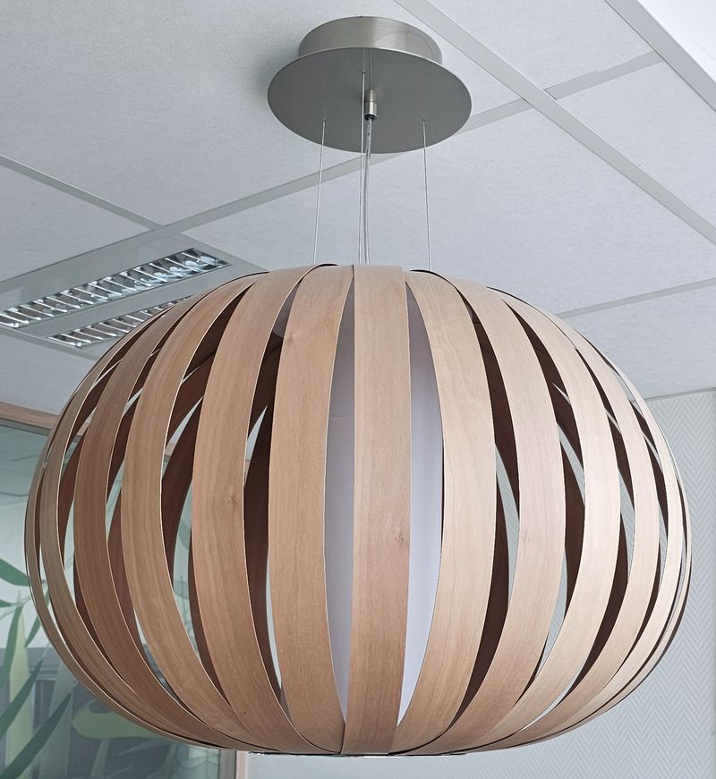 SUSPENSION LUMINEUSE LED DESIGN BURKHARD DAMMER MODELE POPPY EDITION LZF ABAT-JOUR EN LAMELLE D'HETRE AVEC CYLINDRE DIFFUSEUR DE LUMIERE AU CENTRE. 70 X 60 CM. DEMONTAGE PAR L'ACHETEUR DANS LES REGLES DE L'ART. 15 UNITES. VENDU A L'UNITE AVEC FACULTE DE REUNION. LOCALISATION -> BAT A : 1 NO, 1 N, 1 NE, 1 SE, 1 SO; BAT FK : 2, 1; BAT B : STOCK DELTA