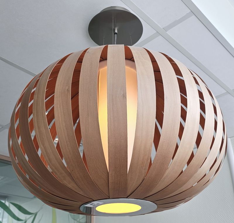 SUSPENSION LUMINEUSE DESIGN BURKHARD DAMMER MODELE POPPY EDITION LZF ABAT-JOUR EN LAMELLE D'HETRE AVEC CYLINDRE DIFFUSEUR DE LUMIERE AU CENTRE. LUMIERE LED DIFFUSE. 70 X 60 CM. 15 UNITES. VENDU A L'UNITE AVEC FACULTE DE REUNION. LOCALISATION -> BAT A : 1 NO, 1 N, 1 NE, 1 SE, 1 SO; BAT FK : 2, 1; BAT B : STOCK DELTA