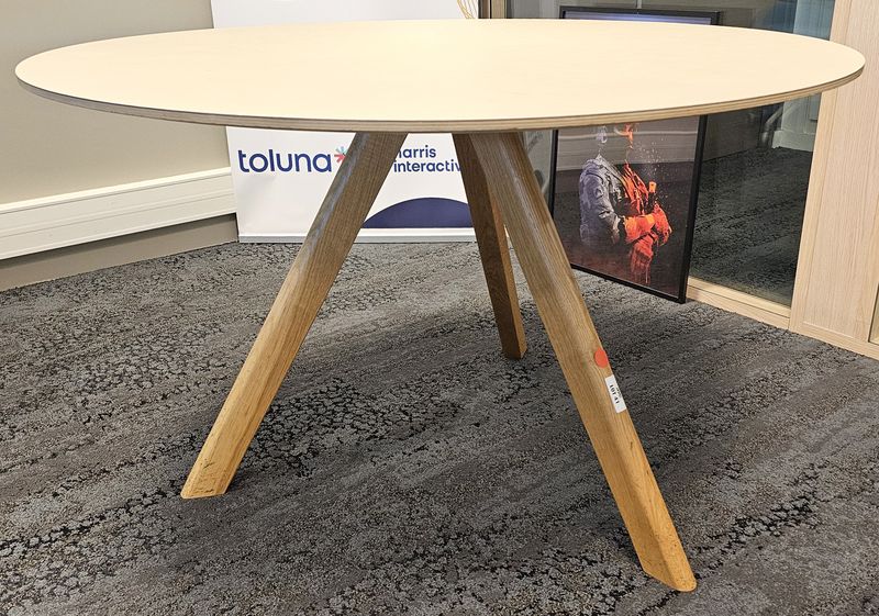 TABLE RONDE DESIGN RONAN & ERWAN BOUROULLEC MODELE CPH 20 TABLE EDITION HAY PLATEAU EN BOIS MDF RECOUVERT DE LINOLEUM DE COULEUR BEIGE REPOSANT SUR 3 PIEDS EN CHENE. 73,5 X 120 CM. 3 UNITES. VENDU A L'UNITE AVEC FACULTE DE REUNION. LOCALISATION -> BAT A : 1 S, 1 ORIZABA