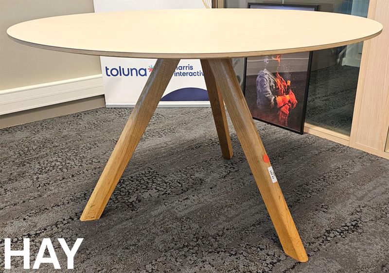 TABLE RONDE DESIGN RONAN & ERWAN BOUROULLEC MODELE CPH 20 TABLE EDITION HAY PLATEAU EN BOIS MDF RECOUVERT DE LINOLEUM DE COULEUR BEIGE REPOSANT SUR 3 PIEDS EN CHENE. 73,5 X 120 CM. 3 UNITES. VENDU A L'UNITE AVEC FACULTE DE REUNION. LOCALISATION -> BAT A : 1 S, 1 ORIZABA