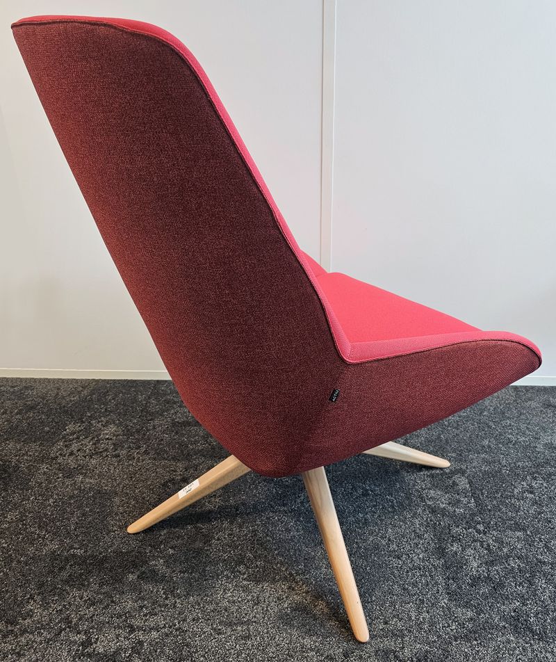 FAUTEUIL PIVOTANT DESIGN MARCELO ALEGRE MODELE NOOM EDITION ACTIU ASSISE ET DOSSIER DE COULEUR ROUGE D'UNE FACE ET BORDEAU DE L'AUTRE REPOSANT SUR UN PIETEMENT A 4 BRANCHES EN BOIS CLAIR. 104 X 83 X 76 CM. 2 UNITES. VENDU A L'UNITE AVEC FACULTE DE REUNION. LOCALISATION -> BAT A : 2