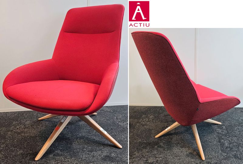 FAUTEUIL PIVOTANT DESIGN MARCELO ALEGRE MODELE NOOM EDITION ACTIU ASSISE ET DOSSIER DE COULEUR ROUGE D'UNE FACE ET BORDEAU DE L'AUTRE REPOSANT SUR UN PIETEMENT A 4 BRANCHES EN BOIS CLAIR. 104 X 83 X 76 CM. 2 UNITES. VENDU A L'UNITE AVEC FACULTE DE REUNION. LOCALISATION -> BAT A : 2