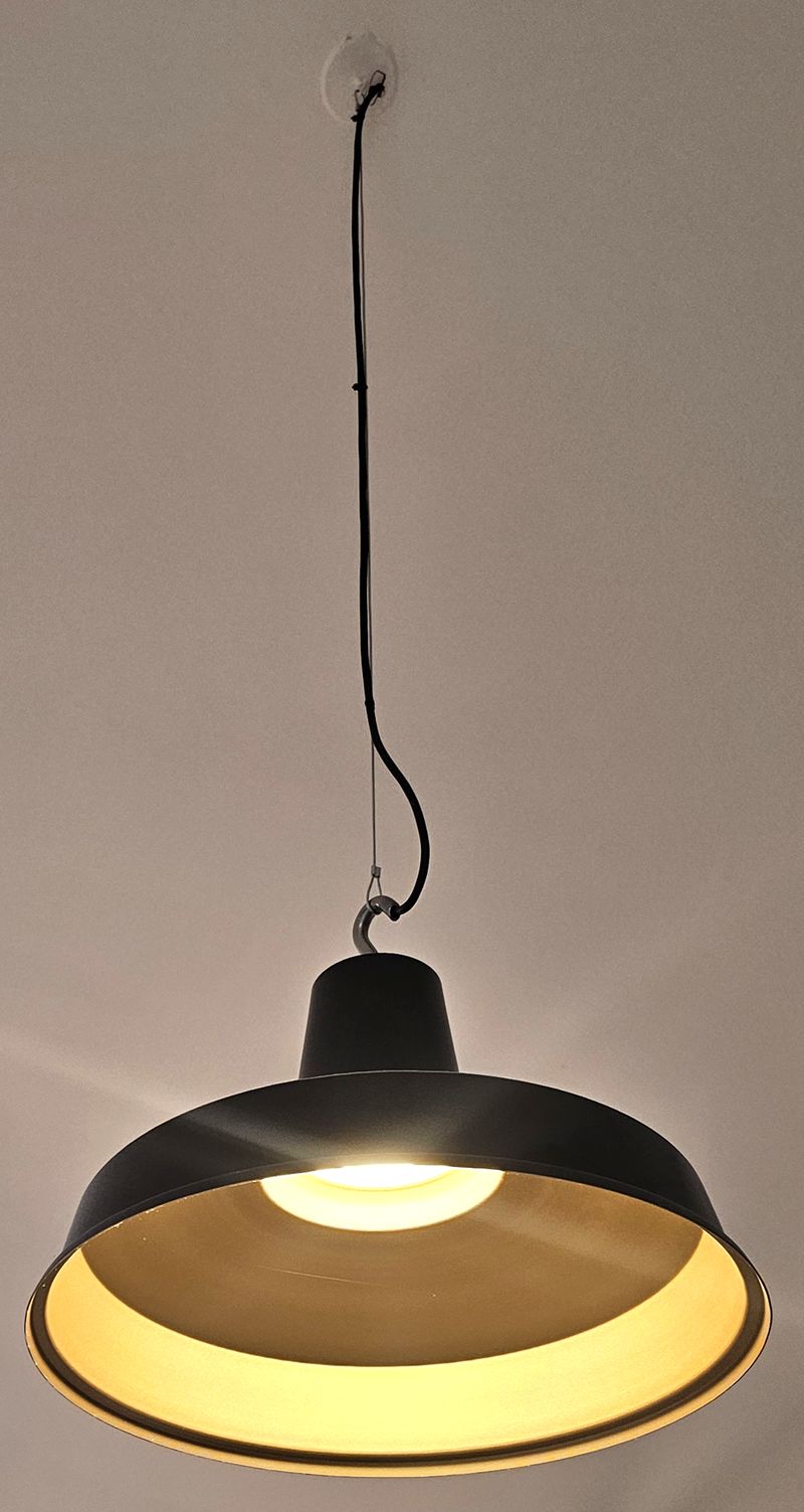 SUSPENSION LUMINEUSE DANS LE STYLE INDUSTRIEL ABAT-JOUR EN ACIER LAQUE NOIR A L'EXTERIEUR ET BRONZE A L'INTERIEUR. 30 X 50 CM. 7 UNITES. VENDU A L'UNITE AVEC FACULTE DE REUNION. LOCALISATION -> BAT FK : RDC