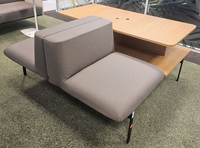 BANQUETTE DOS A DOS 2 PLACES DE MARQUE INCLASS MODELE LAPSE ASSISE ET DOSSIER EN TISSU DE COULEUR GRIS REPOSANT SUR UNE STRUCTURE EN ACIER LAQUE NOIR AVEC TABLETTE EN BOIS STRATIFIE COULEUR CHENE COMPRENANT 4 PORTS USB. 72 X 144 X 150 CM. LOCALISATION -> BAT A : RDC E