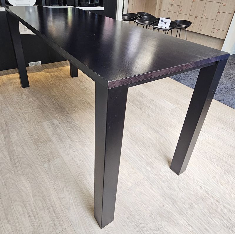 TABLE HAUTE RECTANGULAIRE DE MARQUE MOBITEC PLATEAU ET PIETEMENT EN BOIS LAQUE NOIR. 110 X 240 X 90 CM.  LOCALISATION -> BAT A : 1 SE