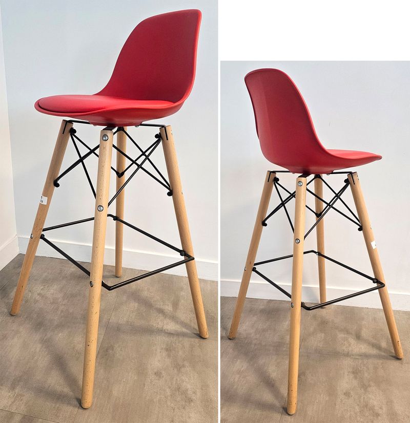 PAIRE DE CHAISES HAUTES ASSISE ET DOSSIER COQUE EN POLYPROPYLENE AVEC GALETTE EN SIMILI CUIR DE COULEUR ROUGE REPOSANT SUR UN PIETEMENT EIFFEL EN BOIS NATUREL ET ACIER LAQUE NOIR. 96 X 50 X 50 CM. LOCALISATION -> BAT A : 2