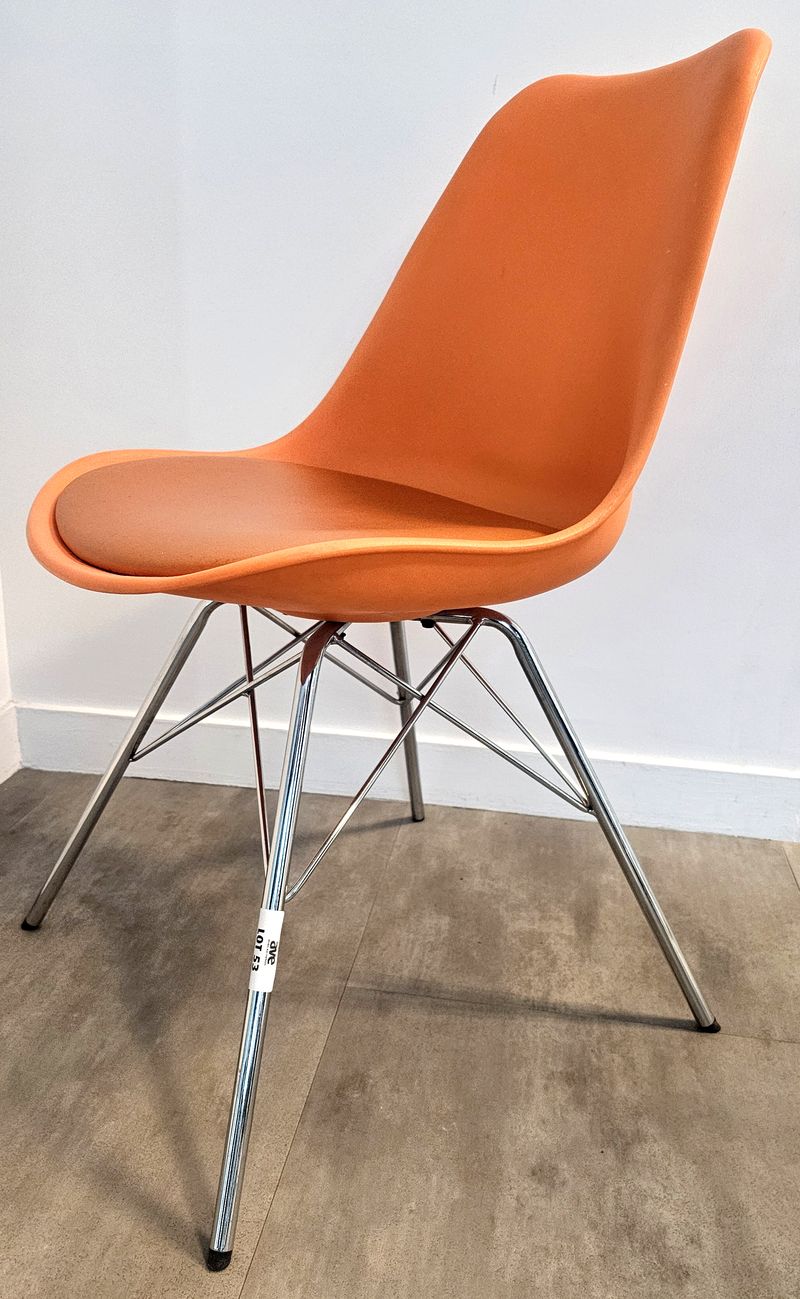 CHAISE DE MARQUE FUSION LIVING MODELE SOHO, COQUE EN POLYPROPYLENE AVEC GALETTE EN SIMILI CUIR DE COULEUR ORANGE REPOSANT SUR UN PIETEMENT EIFFEL EN ACIER CHROME. 80 X 48 X 48 CM. 2 UNITES. VENDU A L'UNITE AVEC FACULTE DE REUNION. LOCALISATION -> BAT A : 2