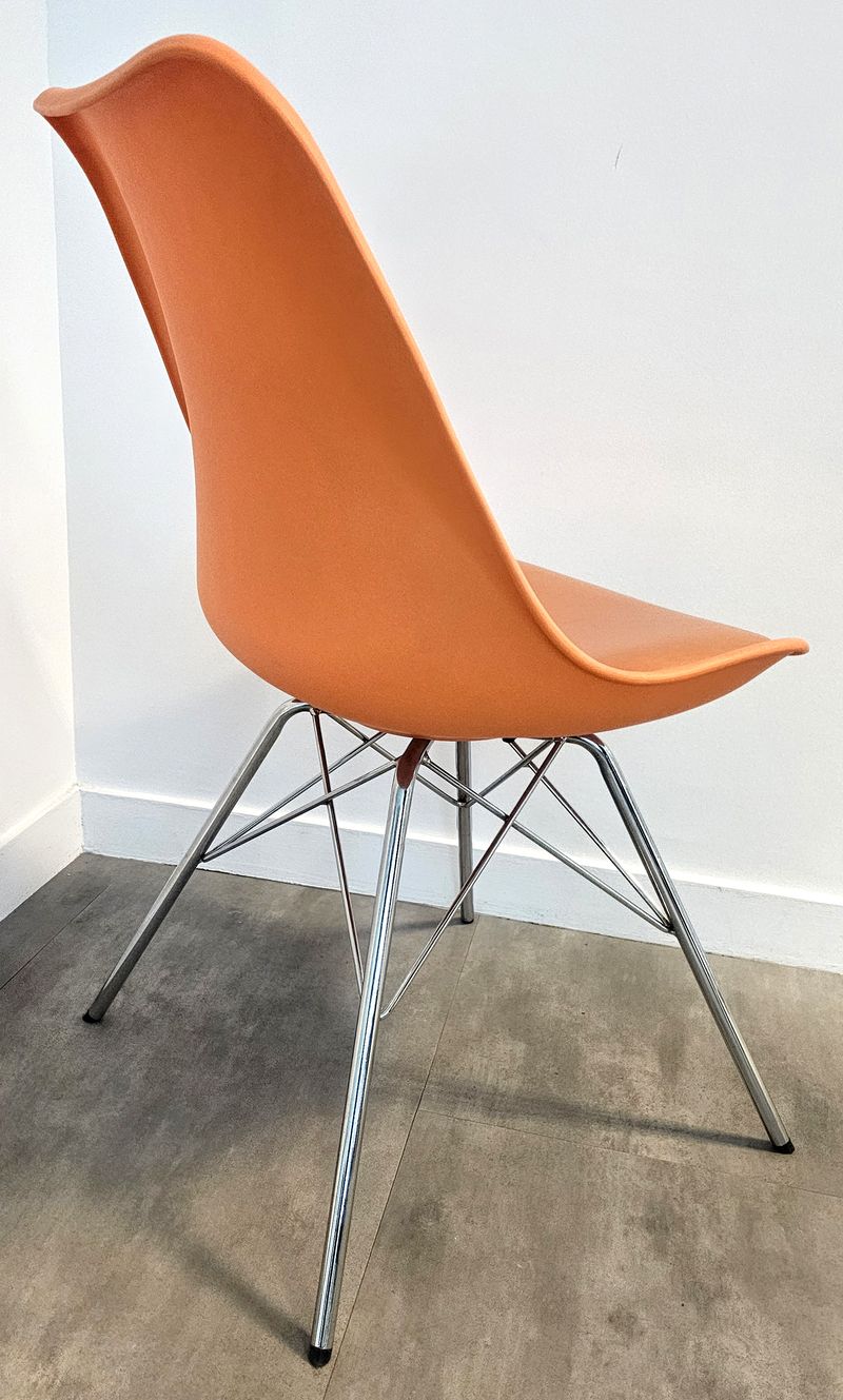 CHAISE DE MARQUE FUSION LIVING MODELE SOHO, COQUE EN POLYPROPYLENE AVEC GALETTE EN SIMILI CUIR DE COULEUR ORANGE REPOSANT SUR UN PIETEMENT EIFFEL EN ACIER CHROME. 80 X 48 X 48 CM. 2 UNITES. VENDU A L'UNITE AVEC FACULTE DE REUNION. LOCALISATION -> BAT A : 2