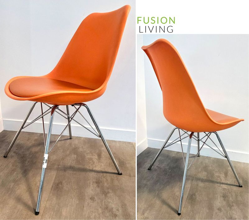 PAIRE DE CHAISES DE MARQUE FUSION LIVING MODELE SOHO ASSISE ET DOSSIER COQUE EN POLYPROPYLENE AVEC GALETTE EN SIMILI CUIR DE COULEUR ORANGE REPOSANT SUR UN PIETEMENT EIFFEL EN ACIER CHROME. 80 X 48 X 48 CM. LOCALISATION -> BAT A : 2