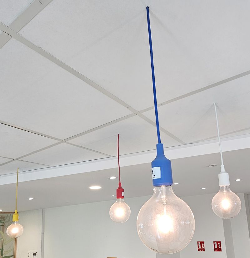 SUSPENSIONS DESIGN TAF ARCHITECTS MODELE SUSPENSION E27 EDITION MUUTO FIL ET CULOT EN SILICONE DE COULEUR ROUGE OU BLEU OU VERT D'EAU OU JAUNE OU NOIR OU BLANC. AMPOULE INDUSTRIELLE. HAUTEUR 78 CM OU 62 CM OU 74 CM. DEMONTAGE PAR L'ACHETEUR DANS LES REGLES DE L'ART. 32 UNITES. VENDU A L'UNITE AVEC FACULTE DE REUNION. LOCALISATION -> BAT A : 2, 1 NO; BAT FK : 1