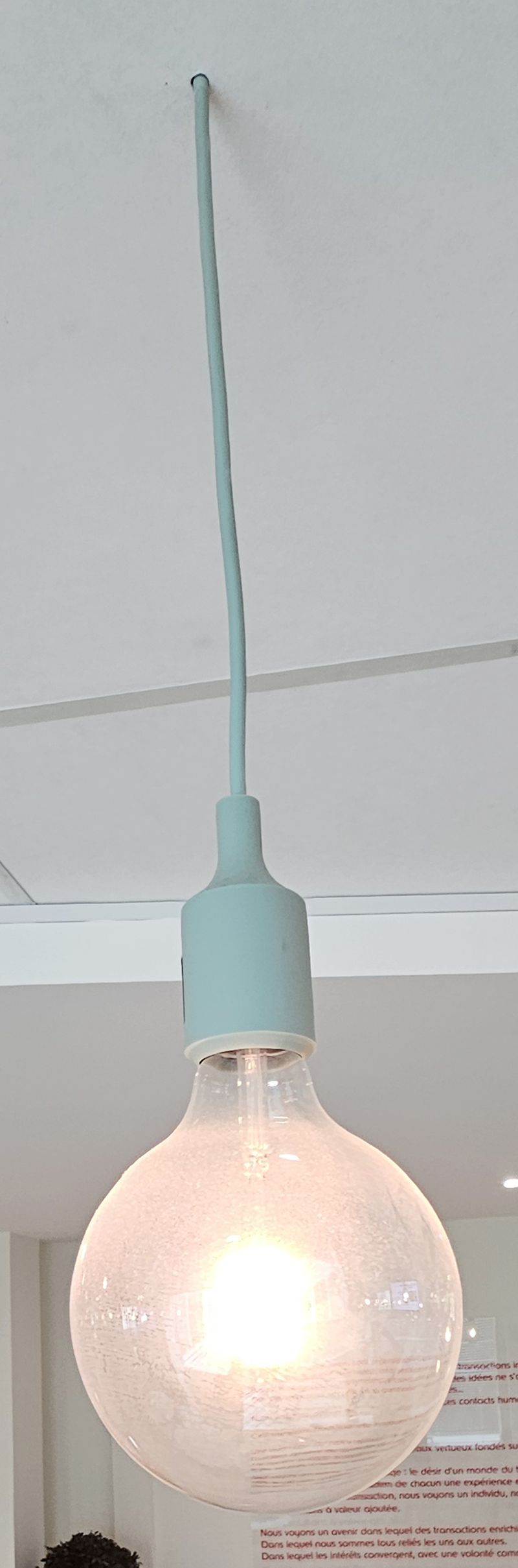 SUSPENSIONS DESIGN TAF ARCHITECTS MODELE SUSPENSION E27 EDITION MUUTO FIL ET CULOT EN SILICONE DE COULEUR ROUGE OU BLEU OU VERT D'EAU OU JAUNE OU NOIR OU BLANC. AMPOULE INDUSTRIELLE. HAUTEUR 78 CM OU 62 CM OU 74 CM. 32 UNITES. VENDU A L'UNITE AVEC FACULTE DE REUNION. LOCALISATION -> BAT A : 2, 1 NO; BAT FK : 1