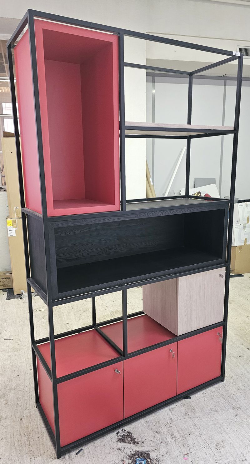 BIBLIOTHEQUE OU MEUBLE DE RANGEMENT A 5 NIVEAUX COMPOSE DE 2 NICHES ET 4 CAISSONS FERMANT A CLEF, STRUCTURE EN ACIER LAQUE NOIR ET CAISSON EN BOIS STRATIFIE DE COULEUR NOIRE, ROUGE ET IMITATION PIN. 214 X 124 X 44 CM. LOCALISATION -> BAT B : STOCK DELTA