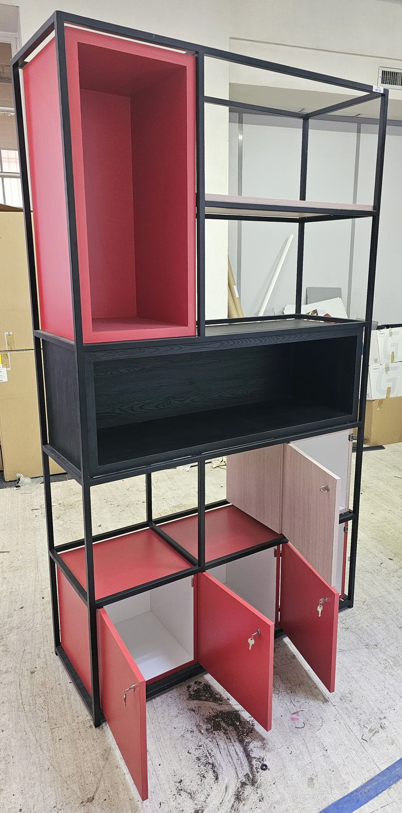 BIBLIOTHEQUE OU MEUBLE DE RANGEMENT A 5 NIVEAUX COMPOSE DE 2 NICHES ET 4 CAISSONS FERMANT A CLEF, STRUCTURE EN ACIER LAQUE NOIR ET CAISSON EN BOIS STRATIFIE DE COULEUR NOIRE, ROUGE ET IMITATION PIN. 214 X 124 X 44 CM. LOCALISATION -> BAT B : STOCK DELTA