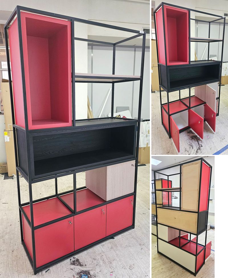 BIBLIOTHEQUE OU MEUBLE DE RANGEMENT A 5 NIVEAUX COMPOSE DE 2 NICHES ET 4 CAISSONS FERMANT A CLEF, STRUCTURE EN ACIER LAQUE NOIR ET CAISSON EN BOIS STRATIFIE DE COULEUR NOIRE, ROUGE ET IMITATION PIN. 214 X 124 X 44 CM. LOCALISATION -> BAT B : STOCK DELTA