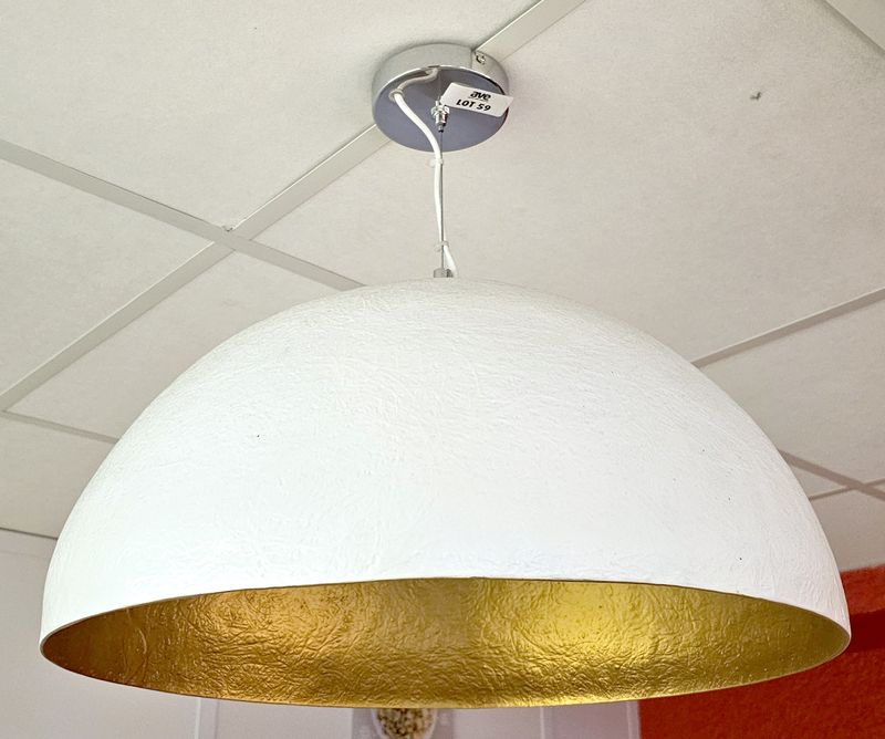 SUSPENSION LUMINEUSE LED ABAT-JOUR CLOCHE EN FIBRE DE VERRE ET RESINE DE COULEUR BLANCHE A L'EXTERIEUR ET DOREE A L'INTERIEUR. 47 X 50 CM. DEMONTAGE PAR L'ACHETEUR DANS LES REGLES DE L'ART. 2 UNITES. VENDU A L'UNITE AVEC FACULTE DE REUNION. LOCALISATION -> BAT A : -1 SE