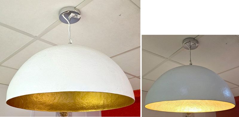 SUSPENSION LUMINEUSE LED ABAT-JOUR CLOCHE EN FIBRE DE VERRE ET RESINE DE COULEUR BLANCHE A L'EXTERIEUR ET DOREE A L'INTERIEUR. 47 X 50 CM. DEMONTAGE PAR L'ACHETEUR DANS LES REGLES DE L'ART. 2 UNITES. VENDU A L'UNITE AVEC FACULTE DE REUNION. LOCALISATION -> BAT A : -1 SE