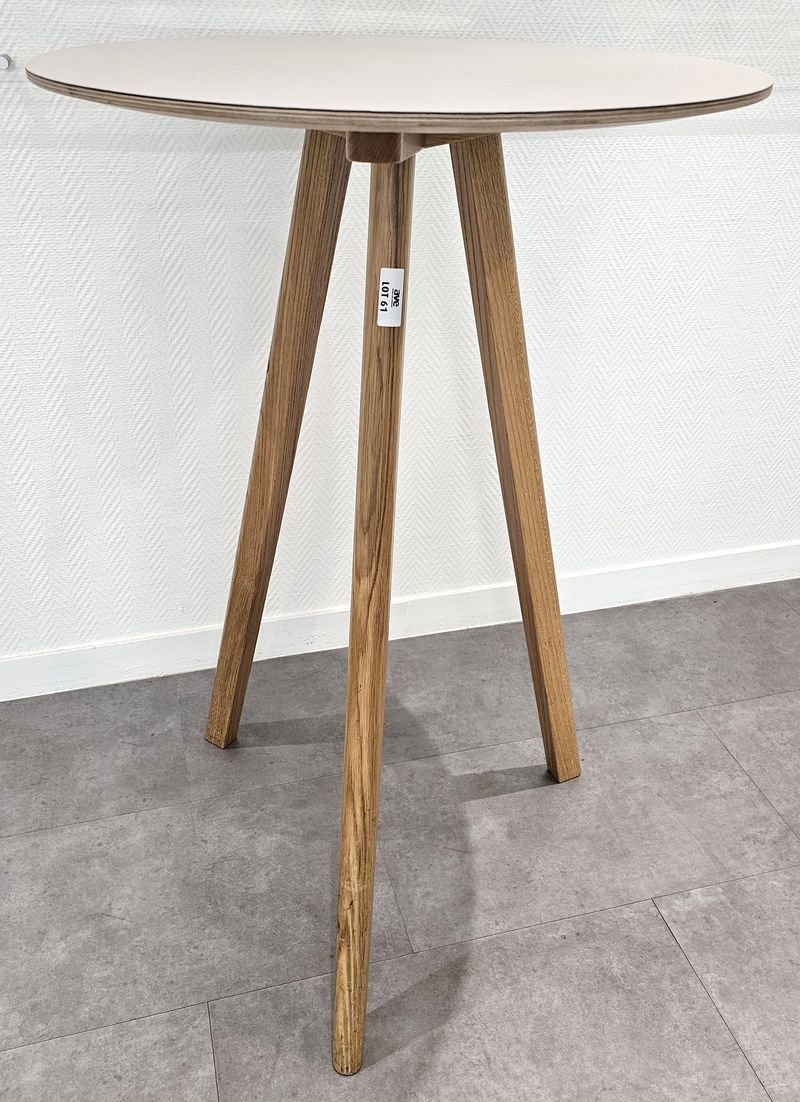 TABLE HAUTE OU MANGE-DEBOUT ROND DESIGN RONAN & ERWAN BOUROULLEC MODELE CPH 20 HIGH TABLE EDITION HAY PLATEAU EN BOIS MDF RECOUVERT DE LINOLEUM DE COULEUR BEIGE REPOSANT SUR 3 PIEDS EN CHENE. 105 X 70 CM. 5 UNITES. VENDU A L'UNITE AVEC FACULTE DE REUNION. LOCALISATION -> BAT A : 1 NO; BAT B : COURRIER