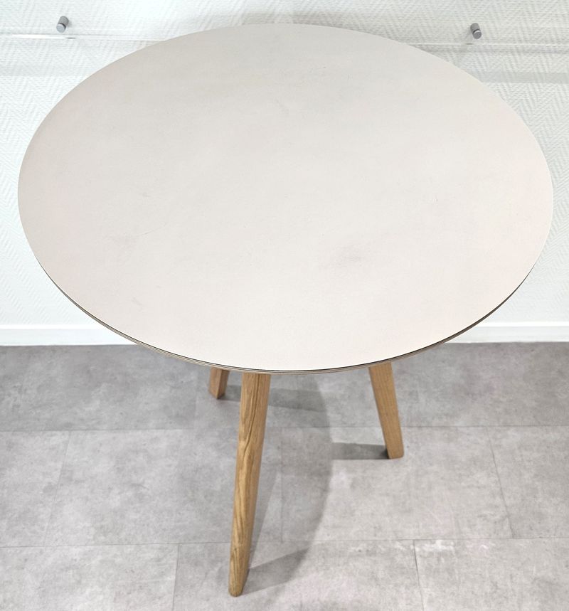 TABLE HAUTE OU MANGE-DEBOUT ROND DESIGN RONAN & ERWAN BOUROULLEC MODELE CPH 20 HIGH TABLE EDITION HAY PLATEAU EN BOIS MDF RECOUVERT DE LINOLEUM DE COULEUR BEIGE REPOSANT SUR 3 PIEDS EN CHENE. 105 X 70 CM. 5 UNITES. VENDU A L'UNITE AVEC FACULTE DE REUNION. LOCALISATION -> BAT A : 1 NO; BAT B : COURRIER