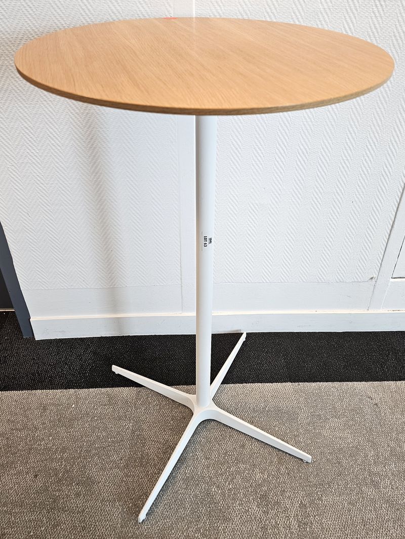 TABLE HAUTE OU MANGE-DEBOUT A PLATEAU ROND EN BOIS REPOSANT SUR UN PIETEMENT COLONNE A 4 PIEDS EN ACIER LAQUE BLANC. 104 X 60 CM. 13 UNITES. VENDU A L'UNITE AVEC FACULTE DE REUNION.  LOCALISATION -> BAT A : 3, 2, RDC NO