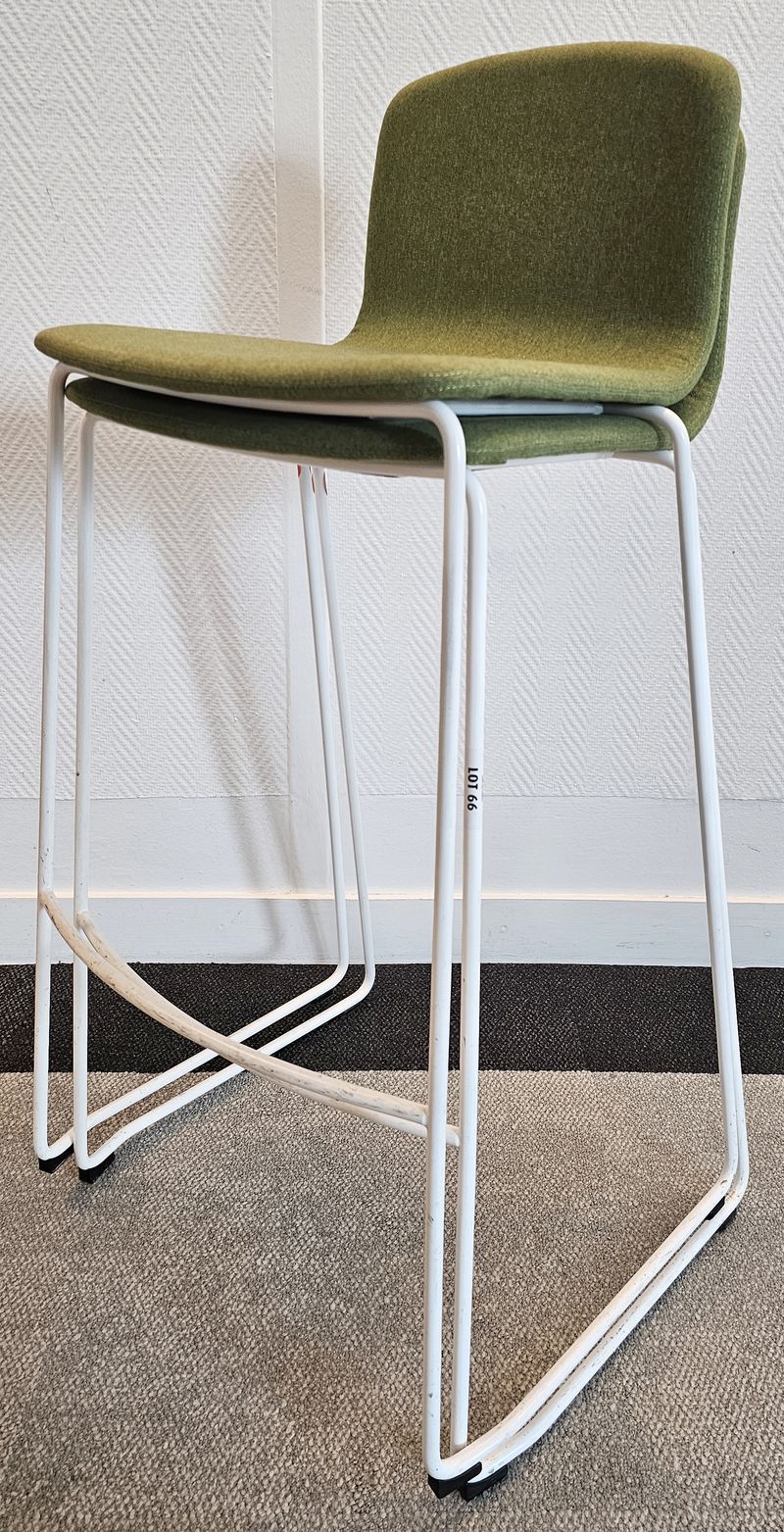 CHAISE HAUTE EMPILABLE DE MARQUE INCLASS MODELE ANN, ASSISE ET DOSSIER EN TISSU DE COULEUR VERT KAKI REPOSANT SUR UN PIETEMENT LUGE ET UN REPOSE PIED TUBULAIRE EN ACIER LAQUE BLANC. TACHES. 99 X 53 X 40 CM. 25 UNITES. VENDU A L'UNITE AVEC FACULTE DE REUNION. LOCALISATION -> BAT A : 3, 2 N, 2 S, RDC NO, RDC O, RDC S, 1 EDENROOM