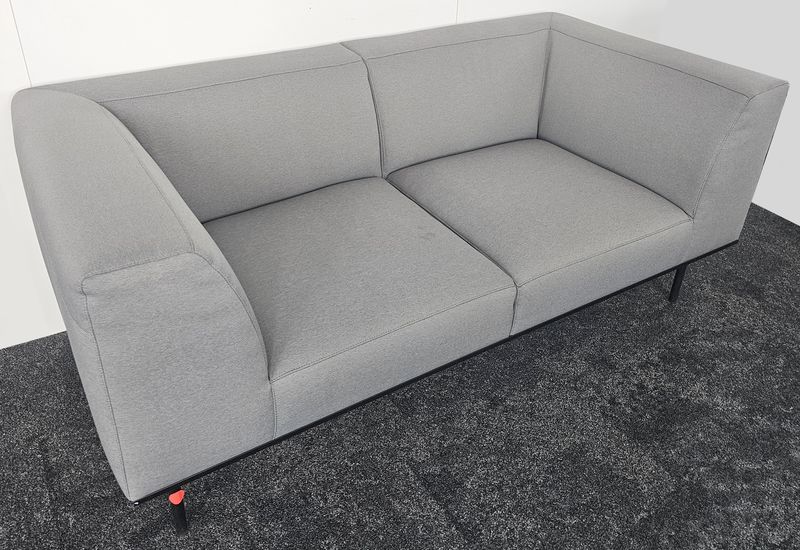 CANAPE 3 PLACES DE MARQUE INCLASS MODELE ESCALAS, ASSISE DOSSIER ET ACCOUDOIRS EN TISSU DE COULEUR GRIS SOURIS REPOSANT SUR UN PIETEMENT EN ACIER LAQUE NOIR. 68 X 160 X 80 CM. 3 UNITES. VENDU A L'UNITE AVEC FACULTE DE REUNION. LOCALISATION -> BAT A : 2; BAT FK : 1