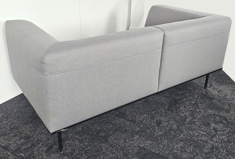 CANAPE 3 PLACES DE MARQUE INCLASS MODELE ESCALAS, ASSISE DOSSIER ET ACCOUDOIRS EN TISSU DE COULEUR GRIS SOURIS REPOSANT SUR UN PIETEMENT EN ACIER LAQUE NOIR. 68 X 160 X 80 CM. 3 UNITES. VENDU A L'UNITE AVEC FACULTE DE REUNION. LOCALISATION -> BAT A : 2; BAT FK : 1