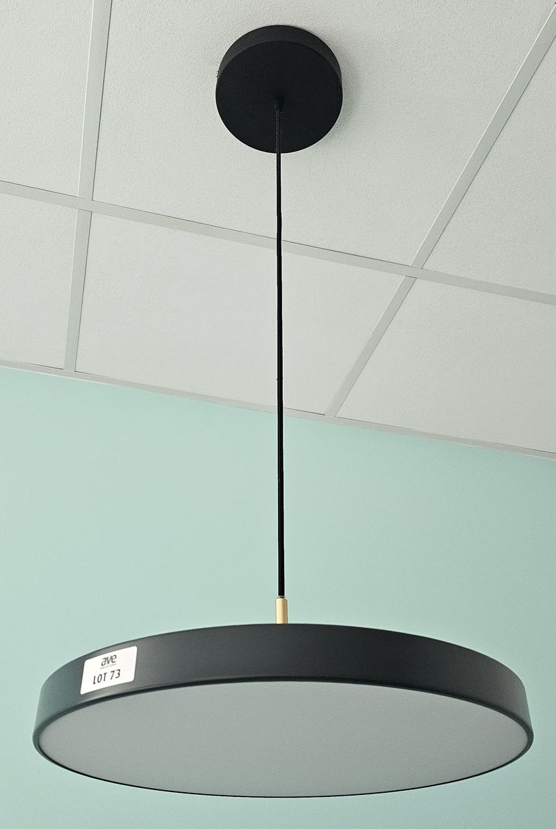 SUSPENSION LUMINEUSE DESIGN SOREN RAVN CHRISTENSEN MODELE ASTERIA EDITION UMAGE, ABAT-JOUR EN ALUMINIUM LAQUE NOIR ET DORE. LUMIERE LED DIFFUSE. 96 X 41 CM. LOCALISATION -> BAT A : 2