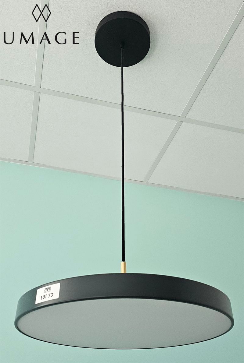 SUSPENSION LUMINEUSE LED DESIGN SOREN RAVN CHRISTENSEN MODELE ASTERIA EDITION UMAGE, ABAT-JOUR EN ALUMINIUM LAQUE NOIR ET DORE. 96 X 41 CM. DEMONTAGE PAR L'ACHETEUR DANS LES REGLES DE L'ART. LOCALISATION -> BAT A : 2