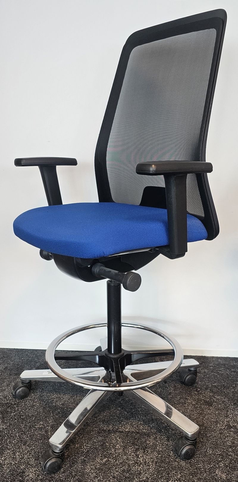 FAUTEUIL DE BUREAU HAUT A HAUTEUR ET DOSSIER AJUSTABLE DE MARQUE INTERSHTUL MODELE EVERYis1 EV811 DOSSIER EN RESILLE DE COULEUR NOIRE ET ASSISE EN TISSU DE COULEUR BLEU MARINE REPOSANT SUR UN PIETEMENT ETOILE A ROULETTES A 5 BRANCHES EN ACIER CHROME. HAUTEUR MAX : 157 CM, HAUTEUR MIN : 127 CM, 62 X 72 CM. 4 UNITES. VENDU A L'UNITE AVEC FACULTE DE REUNION. LOCALISATION -> BAT A : 2 SUD, 1 NO, 1 N