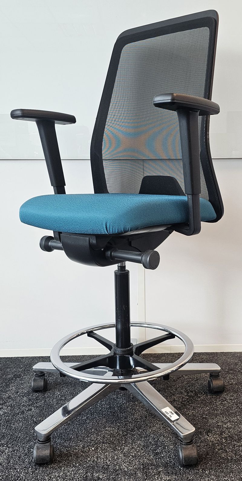 FAUTEUIL DE BUREAU HAUT A HAUTEUR ET DOSSIER AJUSTABLE DE MARQUE INTERSHTUL MODELE EVERYis1 EV811, DOSSIER EN RESILLE DE COULEUR NOIRE ET ASSISE EN TISSU DE COULEUR BLEU TURQUOISE REPOSANT SUR UN PIETEMENT ETOILE A 5 BRANCHES EN ACIER CHROME. HAUTEUR MAX : 157 CM, HAUTEUR MIN : 127 CM, 62 X 72 CM. 4 UNITES. VENDU A L'UNITE AVEC FACULTE DE REUNION. LOCALISATION -> BAT A : 2 S, 1 NO, 1 N