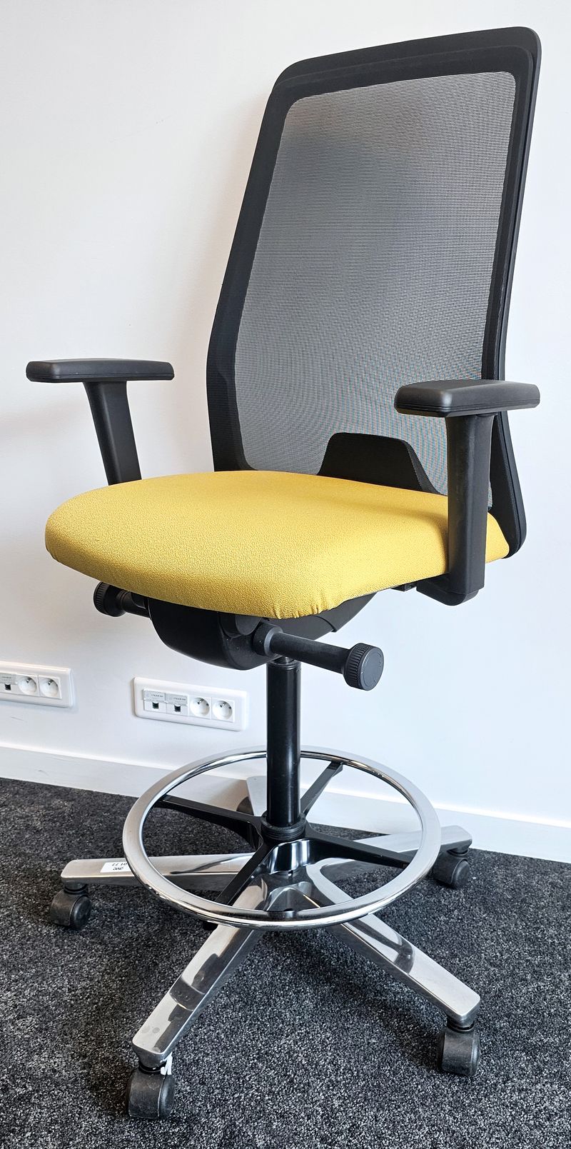 FAUTEUIL DE BUREAU HAUT A HAUTEUR ET DOSSIER AJUSTABLE DE MARQUE INTERSHTUL MODELE EVERYis1 EV811 DOSSIER EN RESILLE DE COULEUR NOIRE ET ASSISE EN TISSU DE COULEUR JAUNE REPOSANT SUR UN PIETEMENT ETOILE A 5 BRANCHES EN ACIER CHROME. HAUTEUR MAX : 157 CM, HAUTEUR MIN : 127 CM, 62 X 72 CM. 4 UNITES. VENDU A L'UNITE AVEC FACULTE DE REUNION. LOCALISATION -> BAT A : 2 S, 1 NO