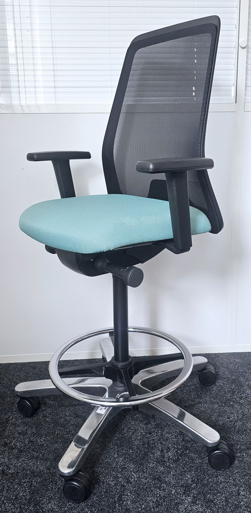 FAUTEUIL DE BUREAU HAUT A HAUTEUR ET DOSSIER AJUSTABLE DE MARQUE INTERSHTUL MODELE EVERYis1 EV811 DOSSIER EN RESILLE DE COULEUR NOIRE ET ASSISE EN TISSU DE COULEUR BLEU CLAIR REPOSANT SUR UN PIETEMENT ETOILE A 5 BRANCHES EN ACIER CHROME. HAUTEUR MAX : 157 CM, HAUTEUR MIN : 127 CM, 62 X 72 CM. 4 UNITES. VENDU A L'UNITE AVEC FACULTE DE REUNION. LOCALISATION -> BAT A : 2,  1 NO