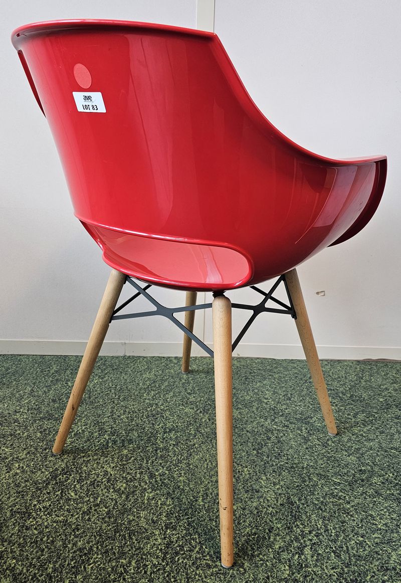 FAUTEUIL DE MARQUE PATAYA MODELE OPAL WOX, COQUE EN POLYCARBONATE DE COULEUR ROUGE REPOSANT SUR 4 PIEDS EN BOIS. 82 X 59 X 59 CM. LOCALISATION -> BAT A : 3