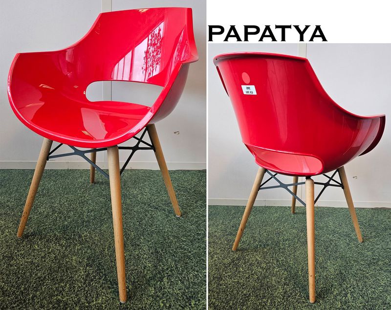 FAUTEUIL DE MARQUE PAPATYA MODELE OPAL WOX ASSISE ET DOSSIER COQUE EN POLYCARBONATE DE COULEUR ROUGE REPOSANT SUR 4 PIEDS EN BOIS. 82 X 59 X 59 CM. LOCALISATION -> BAT A : 3