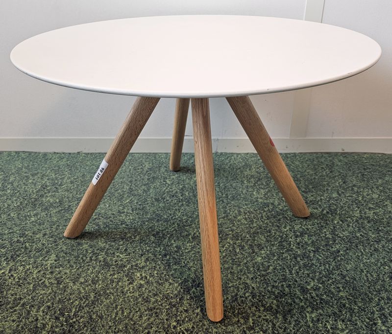 TABLE BASSE RONDE PLATEAU EN POLYPROPYLENE DE COULEUR BLANC OU BEIGE REPOSANT SUR 3 OU 4 PIEDS EN BOIS. 40 X 60 CM. 12 UNITES. VENDU A L'UNITE AVEC FACULTE DE REUNION. LOCALISATION -> BAT A : 3, 2, 1 NO, RDC S; BAT B : INFIRMERIE