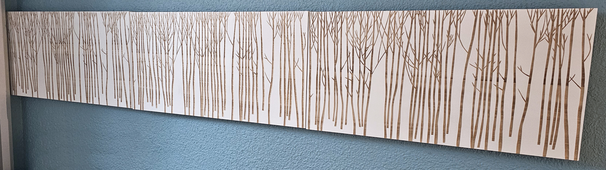 TABLEAU MURAL A DECOR DE BAS RELIEF A MOTIF VEGETAL EN BOIS DE COULEUR BLANCHE. 50 X 100 X 4,5 CM. LOCALISATION -> BAT A : -1 SE