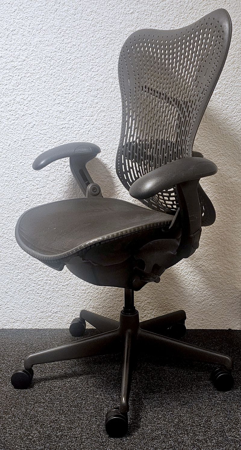 FAUTEUIL DE BUREAU A HAUTEUR ET ASSISE AJUSTABLE DESIGN STUDIO 7.5 MODELE MIRRA 2 EDITION HERMAN MILLER, DOSSIER TRIFLEX AVEC SOUTIEN LOMBAIRE ET ASSISE EN RESILLE DE COULEUR NOIR REPOSANT SUR UN PIETEMENT ETOILE A 5 BRANCHES EN ALUMINIUM LAQUE NOIR. HAUTEUR MAX : 115 CM, HAUTEUR MIN : 100 CM, 74 X 68 CM. LOCALISATION -> BAT A : -2