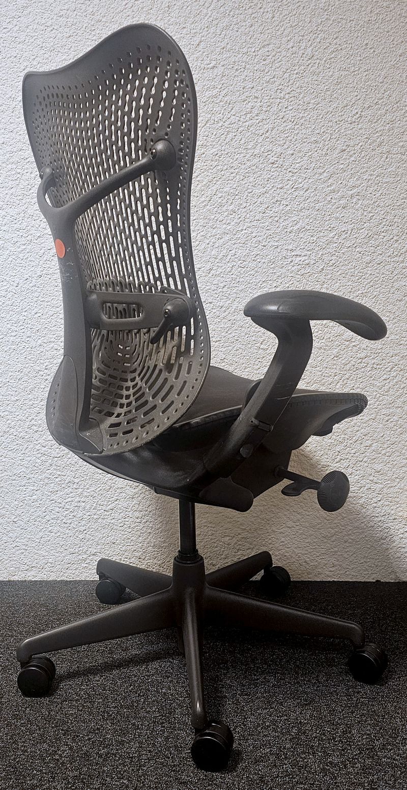 FAUTEUIL DE BUREAU A HAUTEUR ET ASSISE AJUSTABLE DESIGN STUDIO 7.5 MODELE MIRRA 2 EDITION HERMAN MILLER, DOSSIER TRIFLEX AVEC SOUTIEN LOMBAIRE ET ASSISE EN RESILLE DE COULEUR NOIR REPOSANT SUR UN PIETEMENT ETOILE A 5 BRANCHES EN ALUMINIUM LAQUE NOIR. HAUTEUR MAX : 115 CM, HAUTEUR MIN : 100 CM, 74 X 68 CM. LOCALISATION -> BAT A : -2