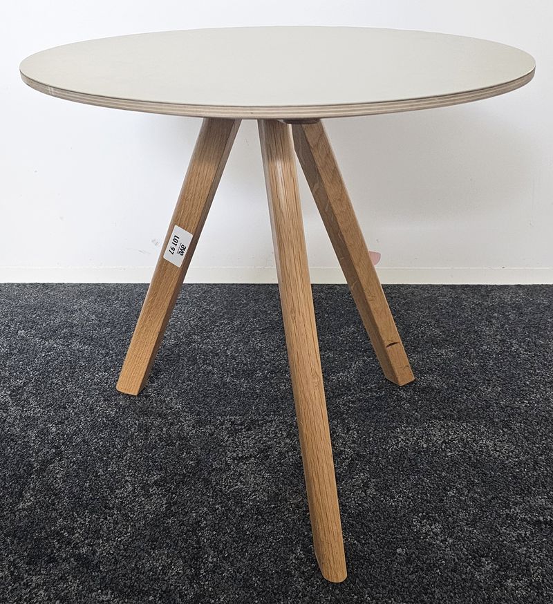 TABLE BASSE RONDE DESIGN RONAN & ERWAN BOUROULLEC MODELE CPH 20 COFFEE TABLE EDITION HAY, PLATEAU EN BOIS MDF RECOUVERT DE LINOLEUM DE COULEUR BEIGE REPOSANT SUR 3 PIEDS EN BOIS. 50 X 50 CM. 4 UNITES. VENDU A L'UNITE AVEC FACULTE DE REUNION. LOCALISATION -> BAT A : 2; BAT FK : 1; BAT J RDC