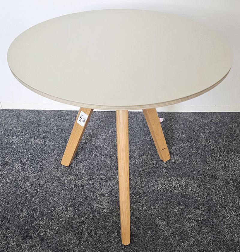 TABLE BASSE RONDE DESIGN RONAN & ERWAN BOUROULLEC MODELE CPH 20 COFFEE TABLE EDITION HAY, PLATEAU EN BOIS MDF RECOUVERT DE LINOLEUM DE COULEUR BEIGE REPOSANT SUR 3 PIEDS EN BOIS. 50 X 50 CM. 4 UNITES. VENDU A L'UNITE AVEC FACULTE DE REUNION. LOCALISATION -> BAT A : 2; BAT FK : 1; BAT J RDC