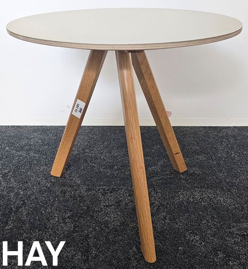 TABLE BASSE RONDE DESIGN RONAN & ERWAN BOUROULLEC MODELE CPH 20 COFFEE TABLE EDITION HAY, PLATEAU EN BOIS MDF RECOUVERT DE LINOLEUM DE COULEUR BEIGE REPOSANT SUR 3 PIEDS EN BOIS. 50 X 50 CM. 4 UNITES. VENDU A L'UNITE AVEC FACULTE DE REUNION. LOCALISATION -> BAT A : 2; BAT FK : 1; BAT J RDC