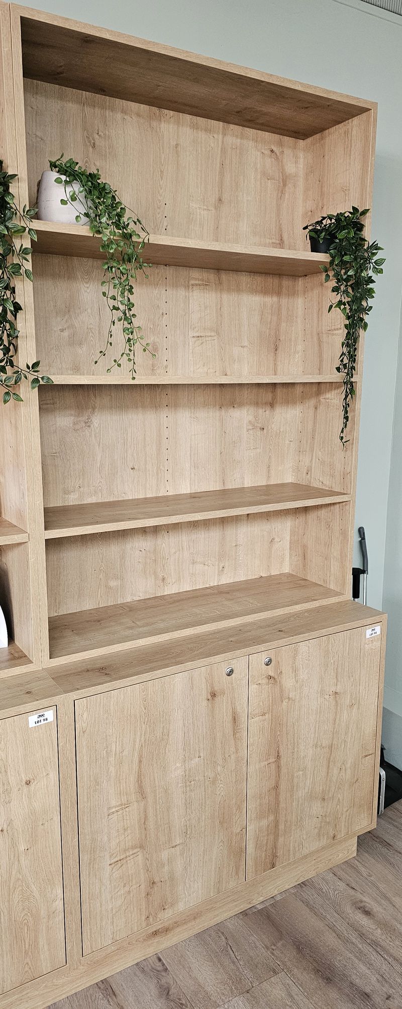 BIBLIOTHEQUE A 3 ETAGERES REPOSANT SUR UN PLACARD OUVRANT PAR 2 PORTES SUR 1 ETAGERE ET FERMANT A CLE EN BOIS STRATIFIE IMITATION CHENE. 220 X 100 X 45 CM. 2 UNITES. VENDU A L'UNITE AVEC FACULTE DE REUNION. LOCALISATION -> BAT FK : RDC