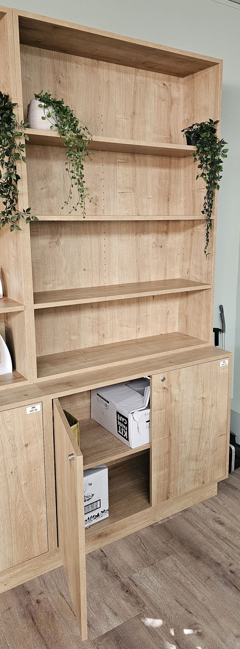 BIBLIOTHEQUE A 3 ETAGERES REPOSANT SUR UN PLACARD OUVRANT PAR 2 PORTES SUR 1 ETAGERE ET FERMANT A CLE EN BOIS STRATIFIE IMITATION CHENE. 220 X 100 X 45 CM. 2 UNITES. VENDU A L'UNITE AVEC FACULTE DE REUNION. LOCALISATION -> BAT FK : RDC