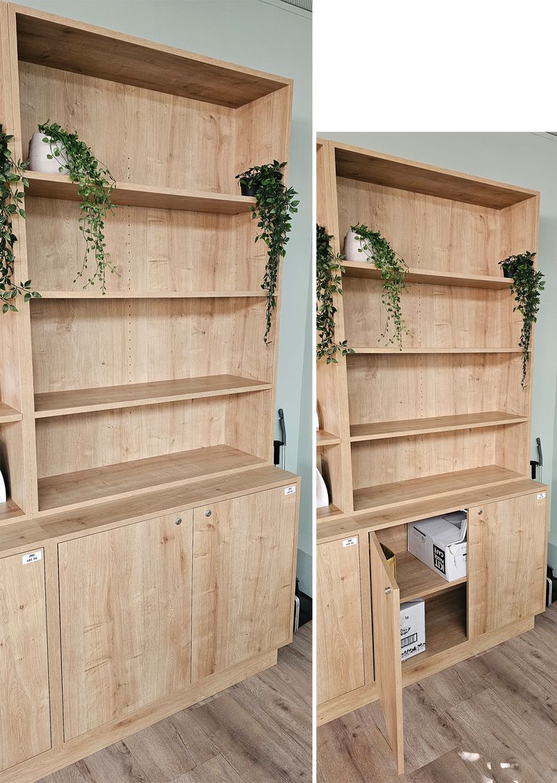 BIBLIOTHEQUE A 3 ETAGERES REPOSANT SUR UN PLACARD OUVRANT PAR 2 PORTES SUR 1 ETAGERE ET FERMANT A CLE EN BOIS STRATIFIE IMITATION CHENE. 220 X 100 X 45 CM. 2 UNITES. VENDU A L'UNITE AVEC FACULTE DE REUNION. LOCALISATION -> BAT FK : RDC