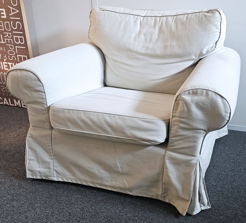 FAUTEUIL ASSISE, DOSSIER ET ACCOUDOIRS EN TISSU DE COULEUR BEIGE. DOSSIER DEHOUSSABLE. TACHE. 87 X 110 X 86 CM. 2 UNITES. VENDU A L'UNITE AVEC FACULTE DE REUNION. LOCALISATION -> BAT A : -1 SE