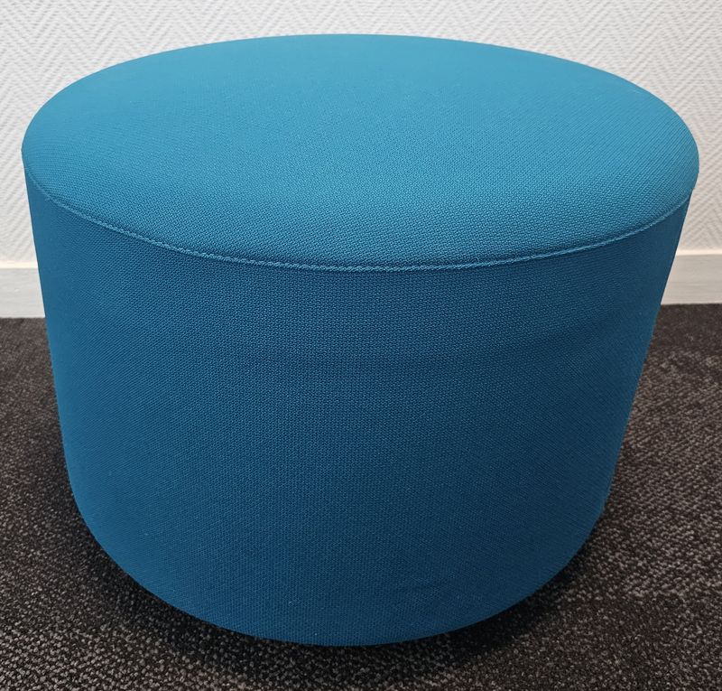 POUF SUR ROULETTES DE MARQUE ACTU MODELE BEND EN TISSU DE COULEUR BLEU. 40 X 53 CM. LOCALISATION -> BAT A : FORUM