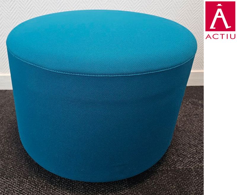 POUF SUR ROULETTES DE MARQUE ACTU MODELE BEND EN TISSU DE COULEUR BLEU. 40 X 53 CM. LOCALISATION -> BAT A : FORUM