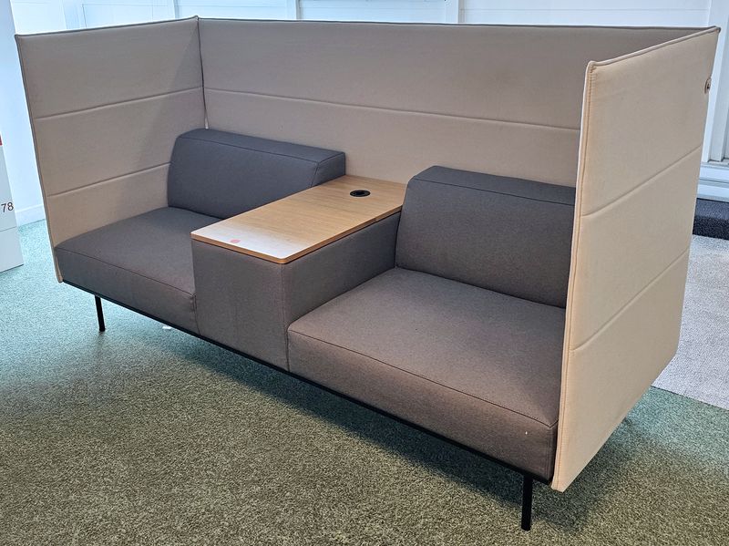 ESPACE DE CONFIDENTIALITE 2 PLACES DE MARQUE INCLASS MODELE ESCALAS ASSISE ET DOSSIER EN TISSU DE COULEUR GRIS SOURIS SEPARE PAR UNE ZONE DE RANGEMENT AVEC UNE PRISE ELECTRIQUE ET USB OUVRANT PAR UNE PORTE BATTANTE EN BOIS REPOSANT SUR UN PIETEMENT EN ACIER LAQUE NOIR. 116 X 205 X 82 CM. 7 UNITES. VENDU A L'UNITE AVEC FACULTE DE REUNION. LOCALISATION -> BAT A : 3, 2, RDC E