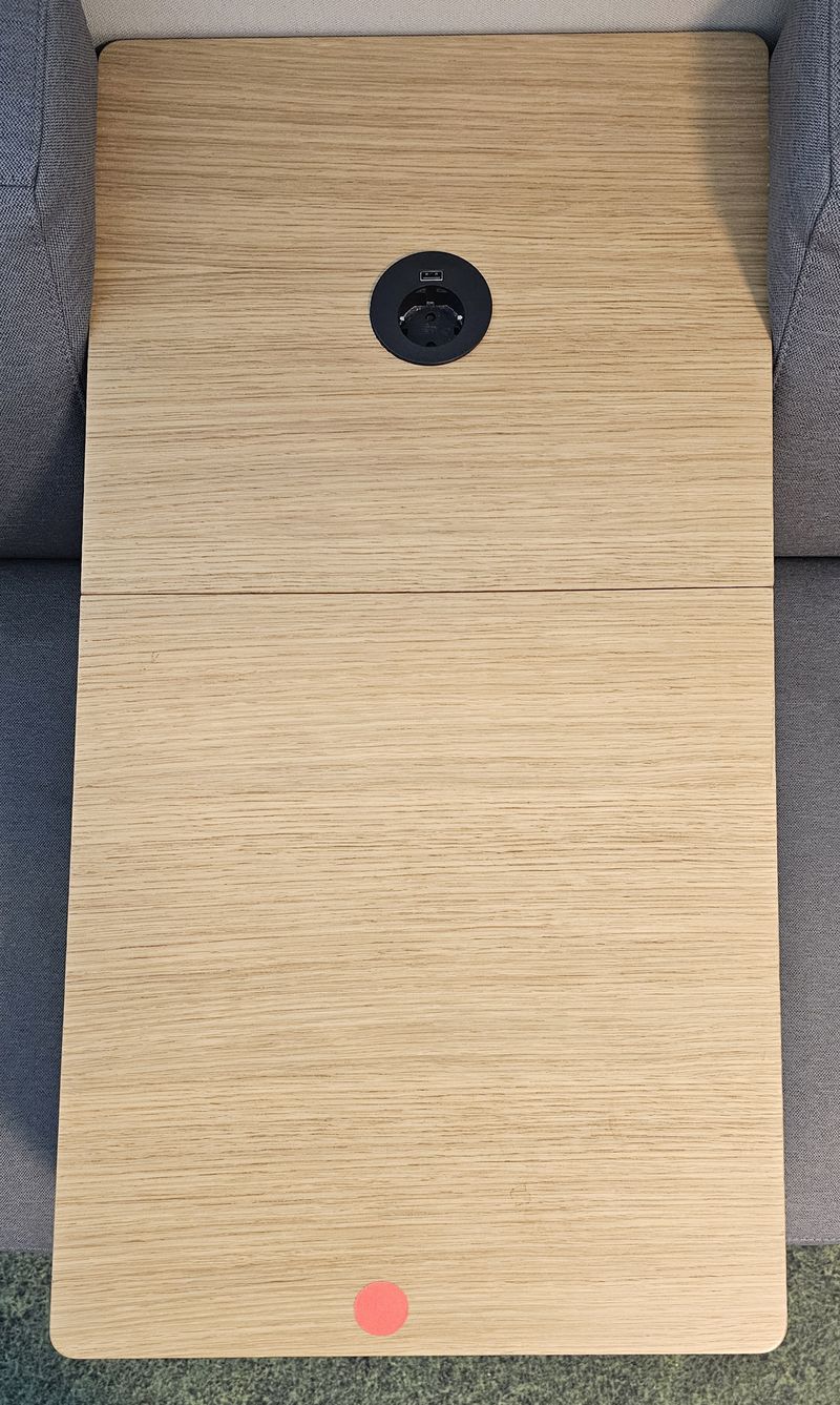 ESPACE DE CONFIDENTIALITE 2 PLACES DE MARQUE INCLASS MODELE ESCALAS ASSISE ET DOSSIER EN TISSU DE COULEUR GRIS SOURIS SEPARE PAR UNE ZONE DE RANGEMENT AVEC UNE PRISE ELECTRIQUE ET USB OUVRANT PAR UNE PORTE BATTANTE EN BOIS REPOSANT SUR UN PIETEMENT EN ACIER LAQUE NOIR. 116 X 205 X 82 CM. 7 UNITES. VENDU A L'UNITE AVEC FACULTE DE REUNION. LOCALISATION -> BAT A : 3, 2, RDC E